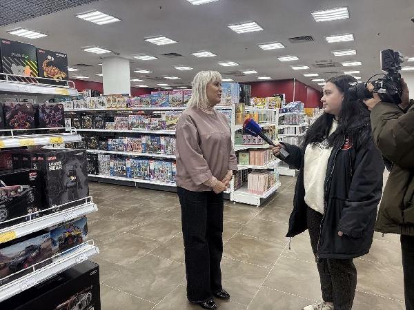 Наталья Козина, заместитель министра промышленности и торговли ДНР, приняла участие в открытии магазина Семья ДЕТИ