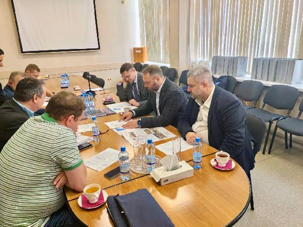Глава Минпромторга ДНР посетил Петербургский тракторный завод